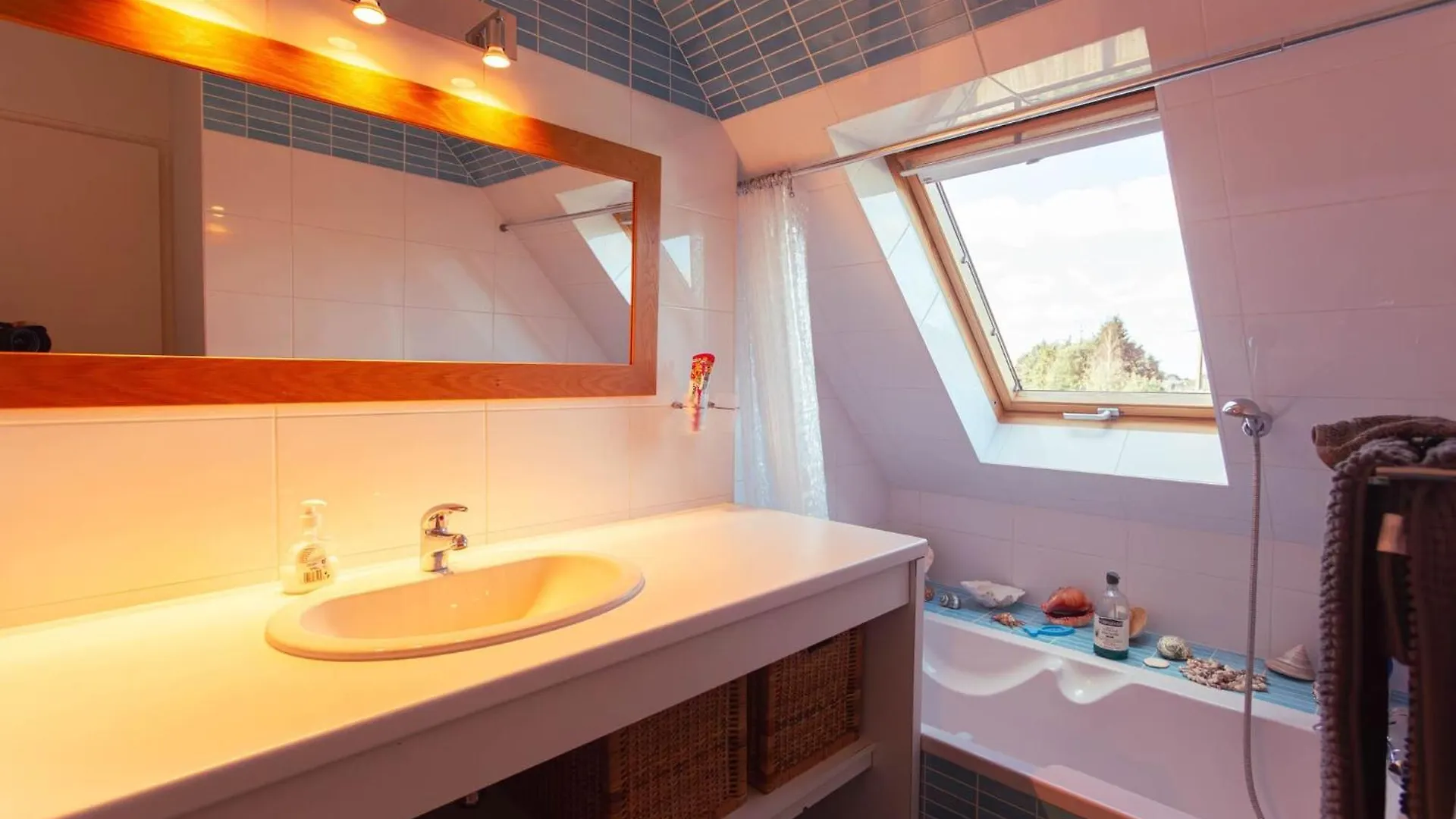 Holiday home Maison Pour 10, Avec Un Grand Jardin Et Une Piscine Penvenan