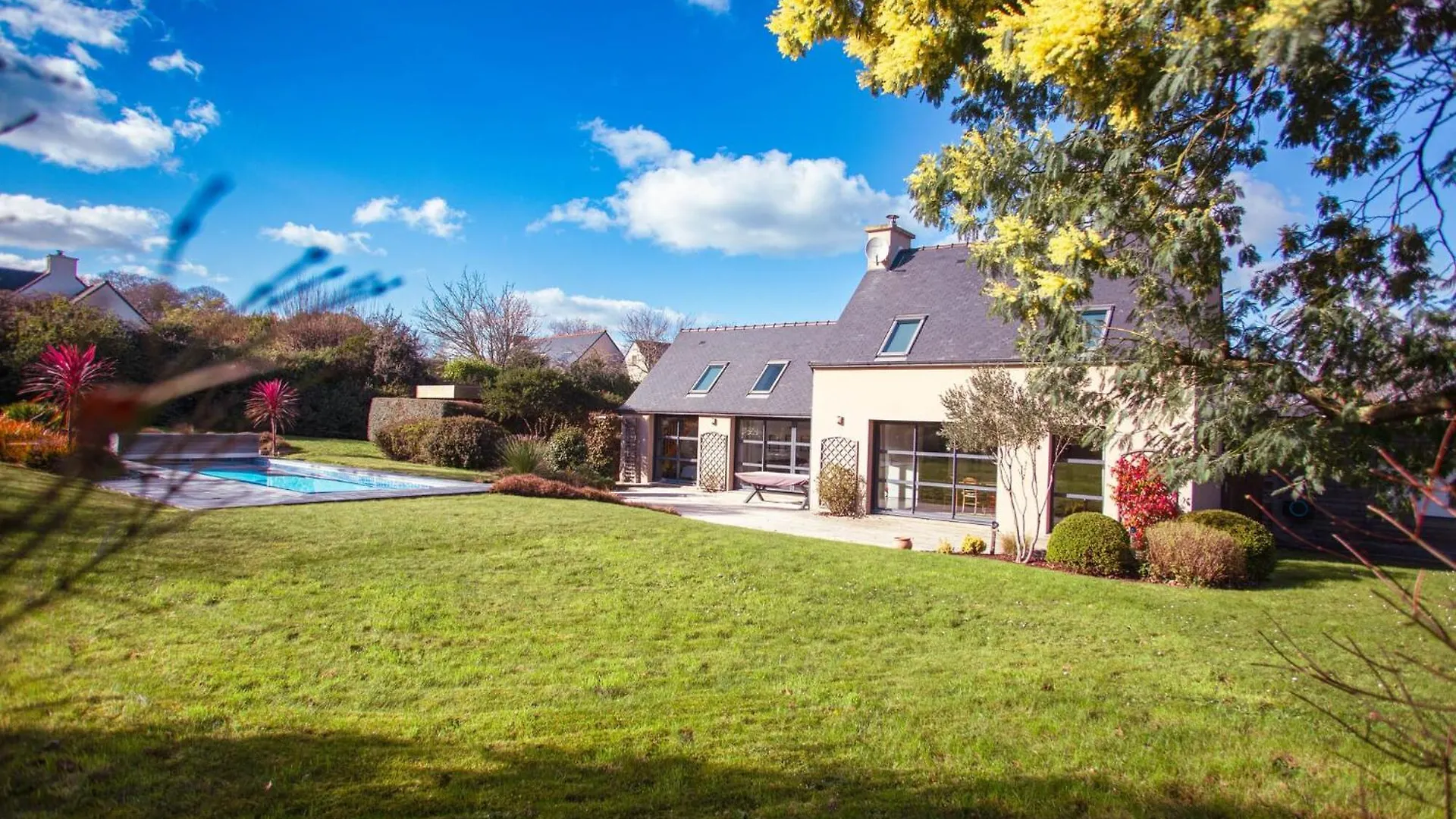 Maison Pour 10, Avec Un Grand Jardin Et Une Piscine Penvenan 0*,  France