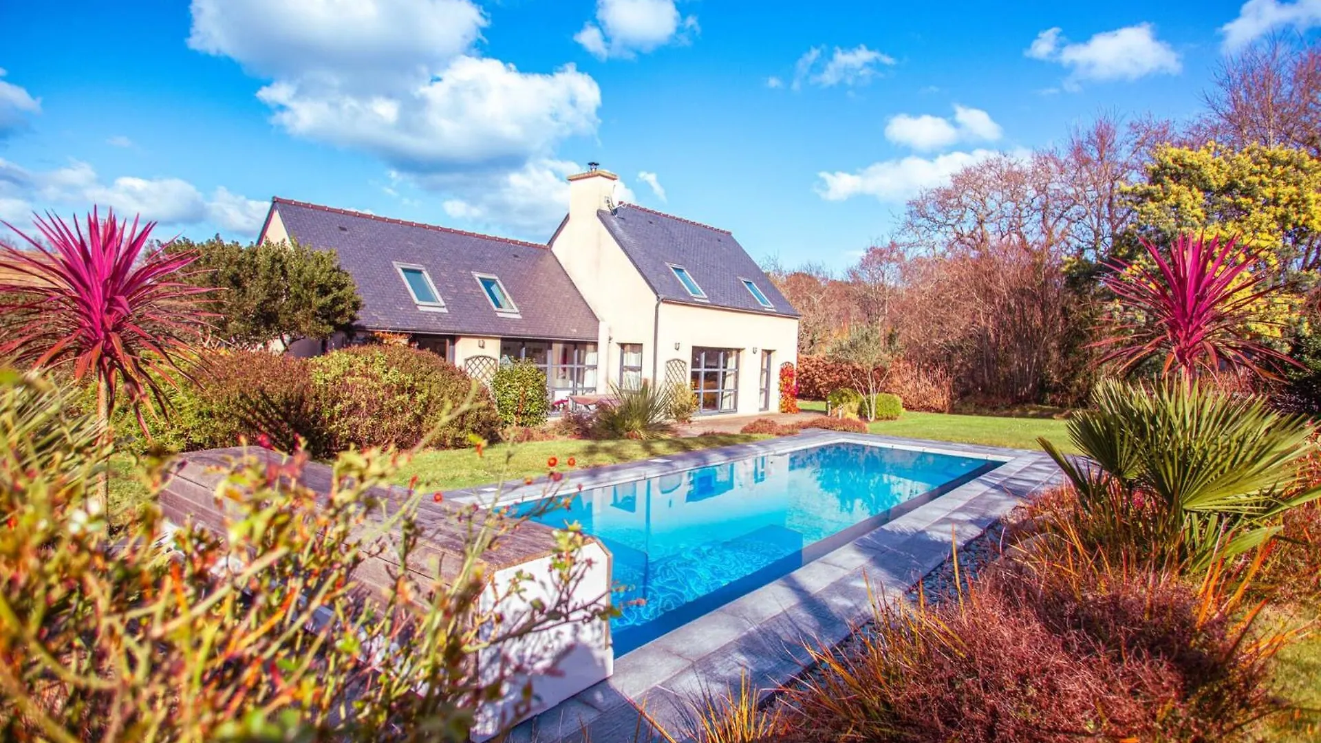 Holiday home Maison Pour 10, Avec Un Grand Jardin Et Une Piscine Penvenan